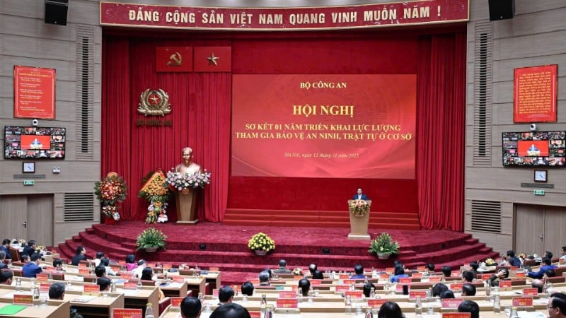 نچلی سطح پر سیکورٹی اور نظم و نسق کے تحفظ میں حصہ لینے کے لیے فورسز کی تعیناتی کے 1 سال کا جائزہ لینے کے لیے کانفرنس، 12 نومبر کو منعقد ہوئی۔ (تصویر: TRAN HAI)