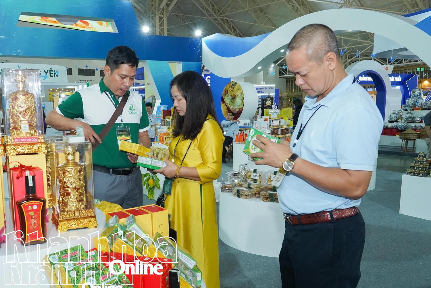 Tham gia các hội chợ thương mại, doanh nghiệp không chỉ bán được hàng mà còn thiết lập mạng lưới đối tác mới.