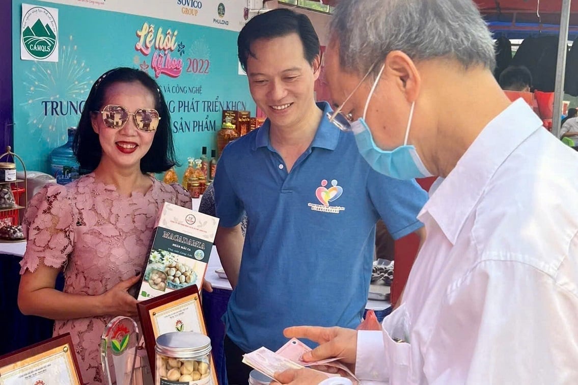 Đại diện doanh nghiệp giới thiệu sản phẩm macca Minh Cường tới khách tham quan tại một chương trình xúc tiến thương mại. Ảnh: Minh Cường.