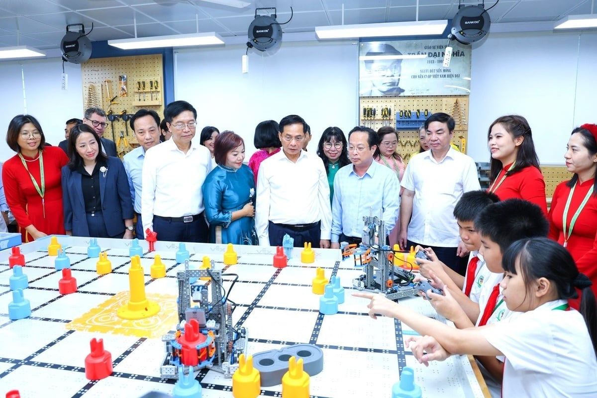 Phó Thủ tướng Bùi Thanh Sơn cùng các đại biểu tham quan, nghe giới thiệu về các hoạt động tại phòng STEM trường THCS Tây Mỗ. Ảnh: Nguyễn Hiền.