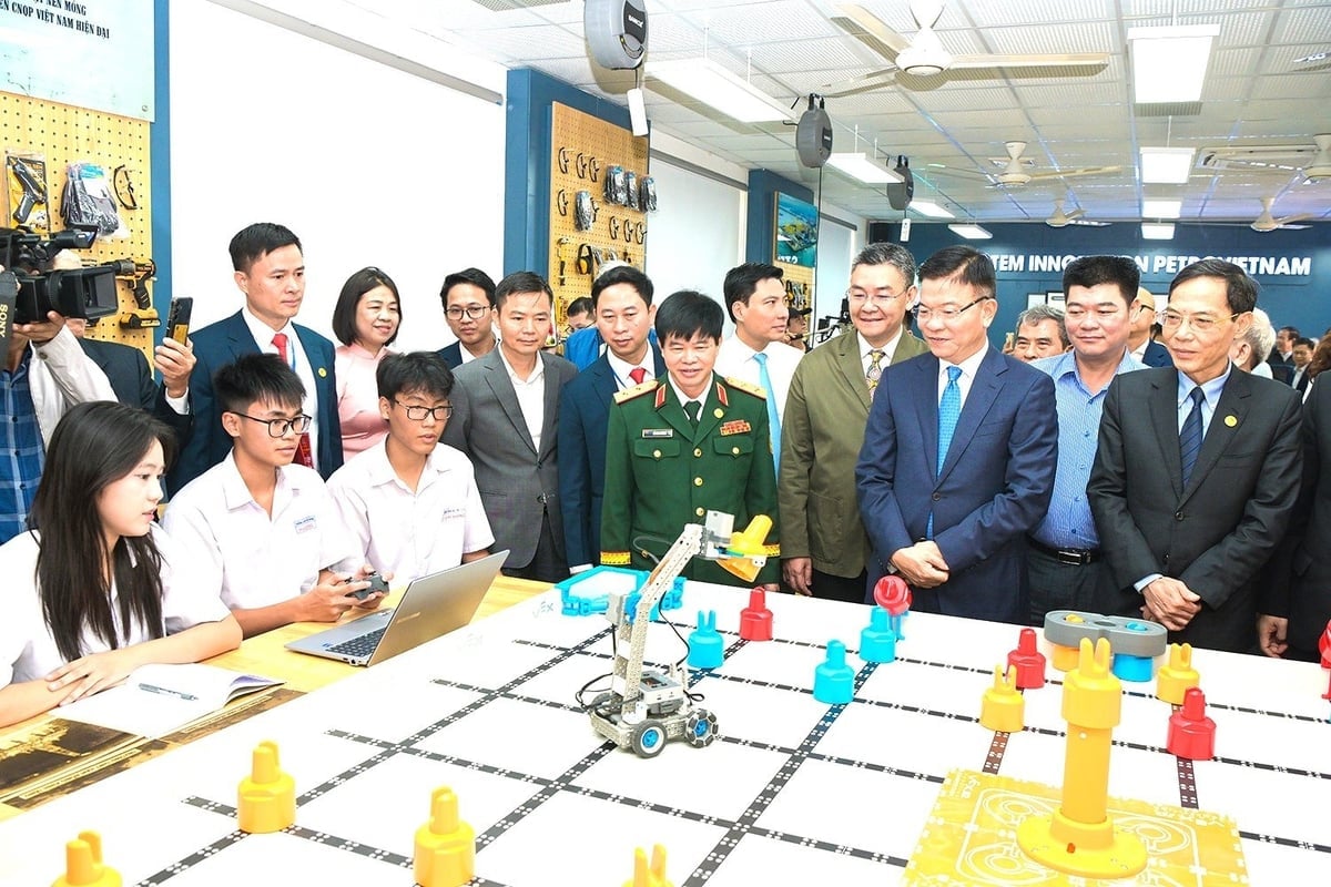 Phó Thủ tướng Lê Thành Long cùng các đại biểu trò chuyện với các em học sinh trường THPT Hàm Rồng về hoạt động tại phòng STEM. Ảnh: Nguyễn Hiền.