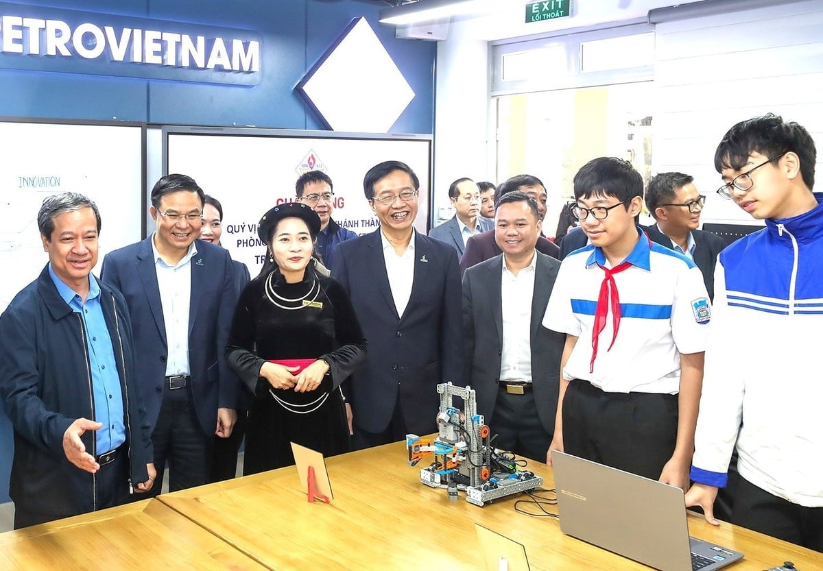 Bộ trưởng Bộ Giáo dục và Đào tạo Nguyễn Kim Sơn, Chủ tịch HĐTV Petrovietnam Lê Mạnh Hùng tham quan phòng STEM tại Trường THCS Lê Quý Đôn (Tuyên Quang). Ảnh: Nguyễn Hiền.