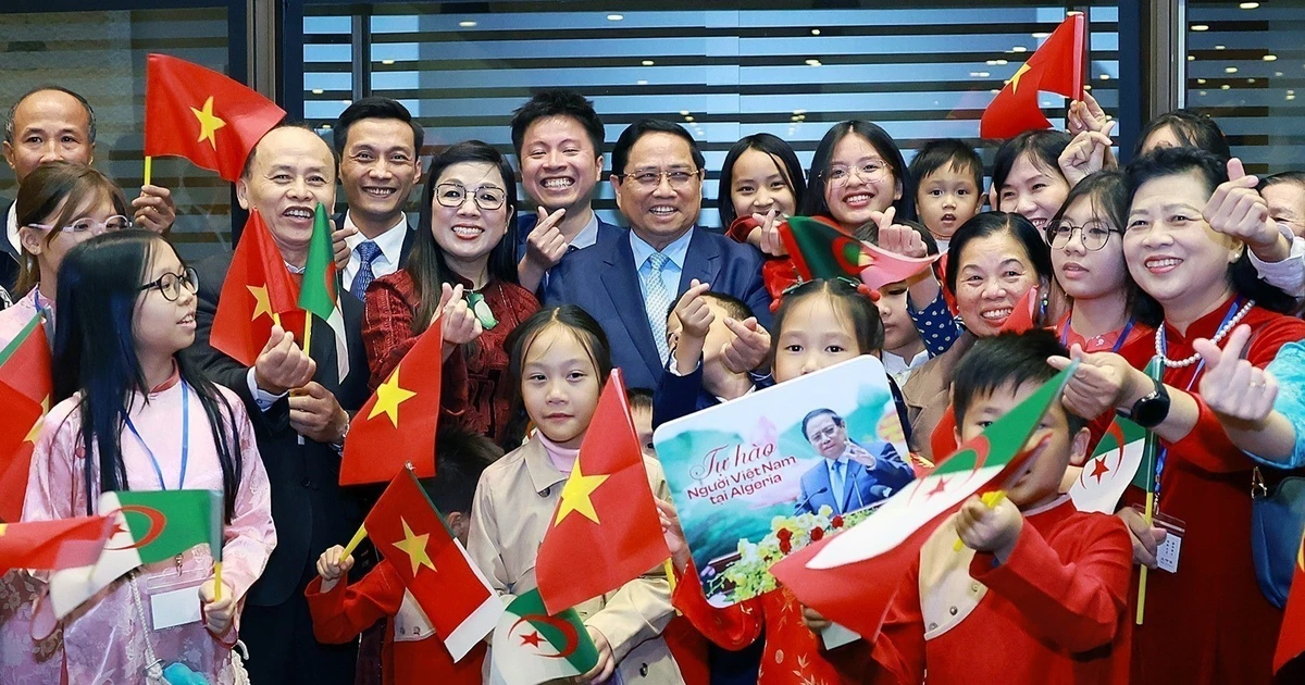 [Ảnh] Thủ tướng Phạm Minh Chính và Phu nhân gặp mặt cộng đồng người Việt Nam tại Algeria