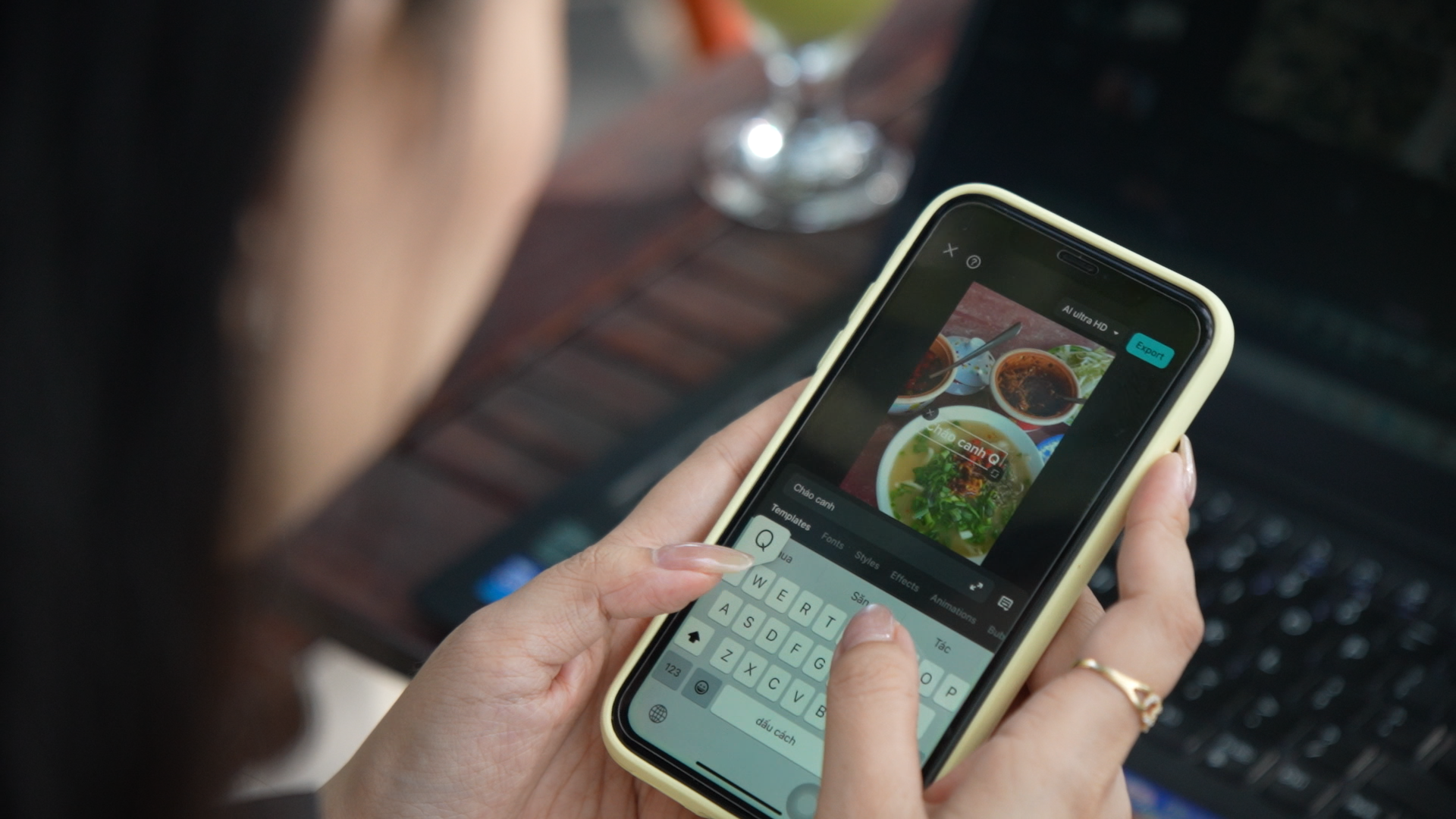 Nhiều video được dựng trực tiếp trên điện thoại thông minh - Ảnh: L.T