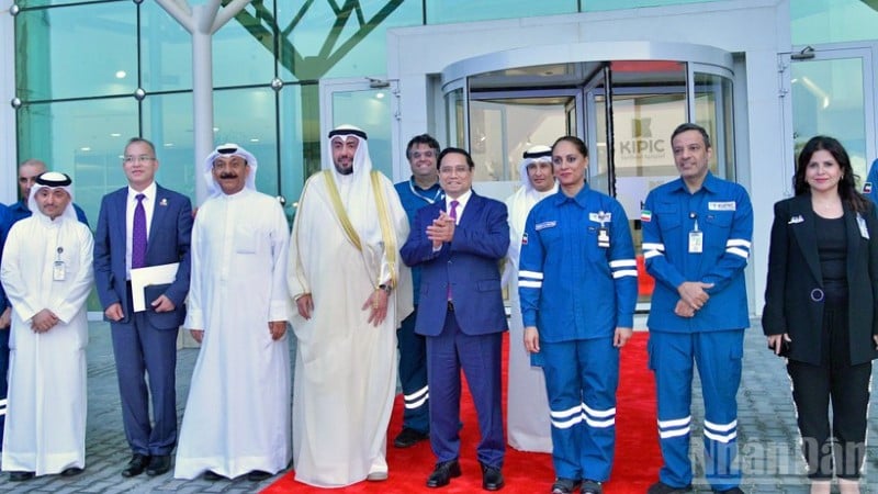 Statsminister Pham Minh Chinh og delegater ved Al-Zour petrokjemiske raffinerikompleks. (Foto: THANH GIANG)