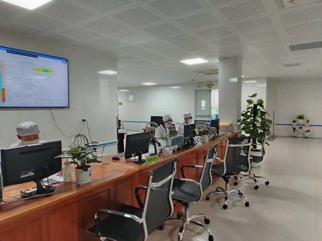 ໂຮງໝໍທົ່ວໄປສູນກາງ ແຄ໋ງຮ່ວາ ໄດ້ສ້າງສະພາບແວດລ້ອມດ້ານການແພດທີ່ເປັນມິດກັບຄົນເຈັບ - ຮູບ 1. Bệnh viện Đa khoa Trung ương Cần Thơ chuẩn hóa môi trường y tế thân thiện với người bệnh- Ảnh 1.