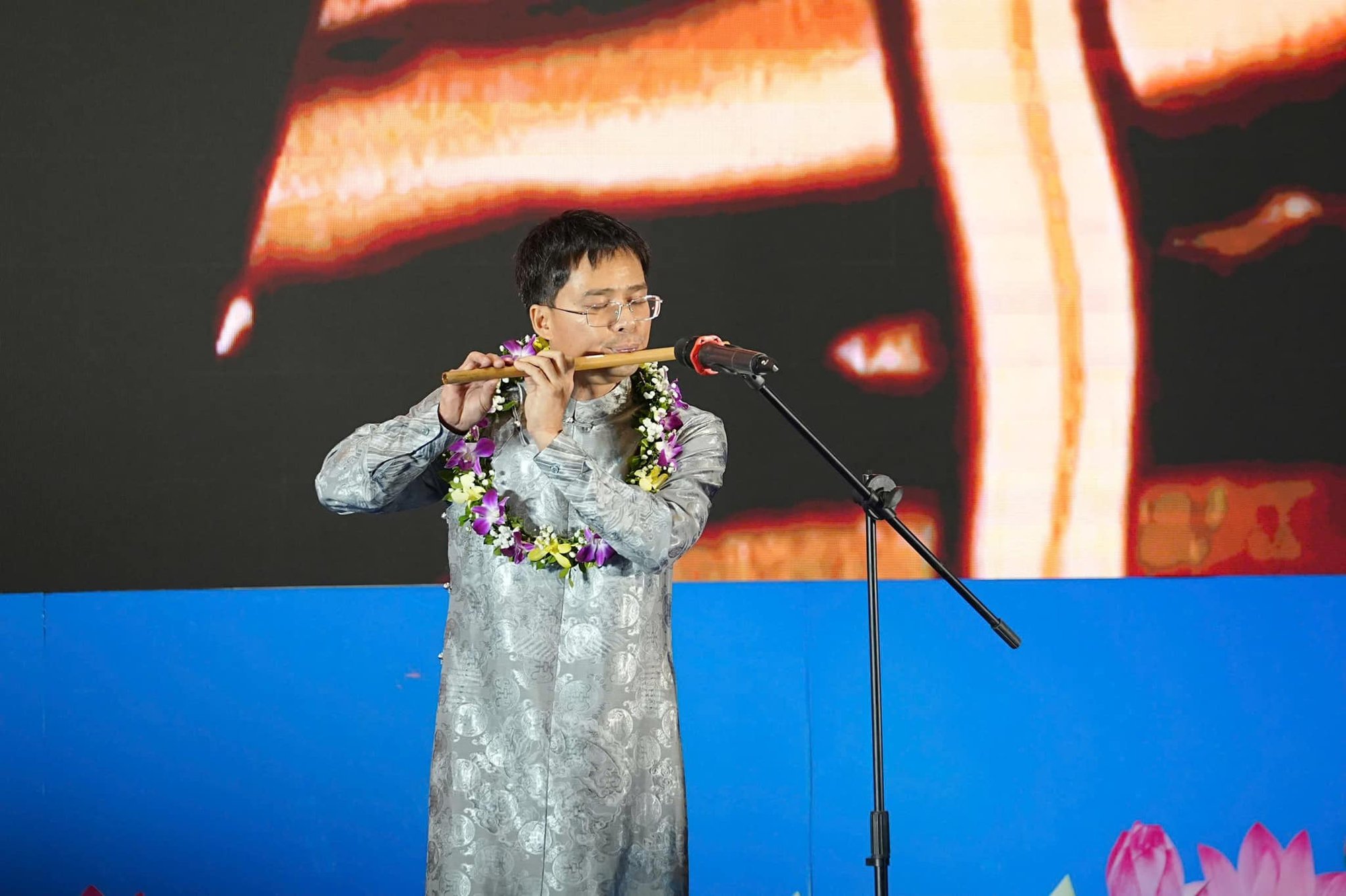 O professor Nguyen Khac Ly integra a música à educação na Escola Secundária Phung Khac Khoan - Foto 1.