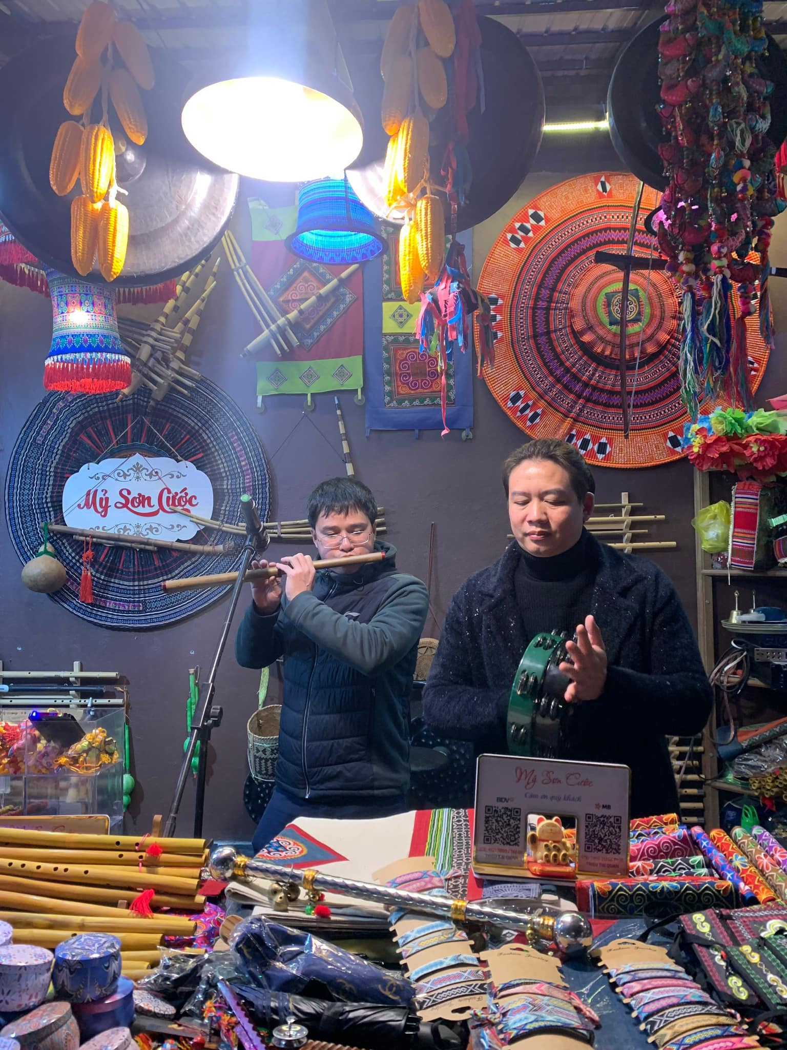 A professora Nguyen Khac Ly integra a música à educação na Escola Secundária Phung Khac Khoan - Foto 2.