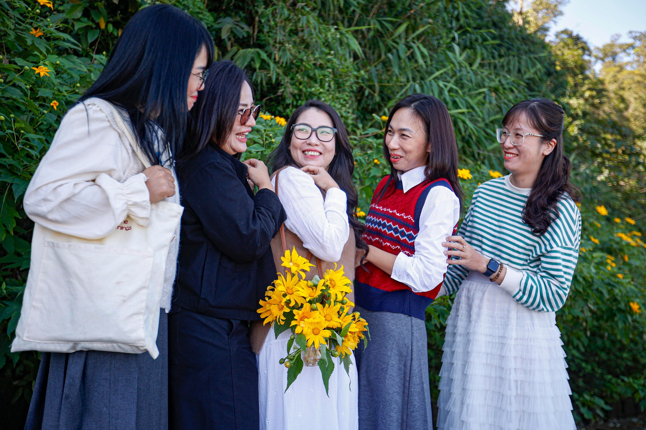 Dã quỳ trải vàng lối lên núi Ba Vì - Ảnh 8.