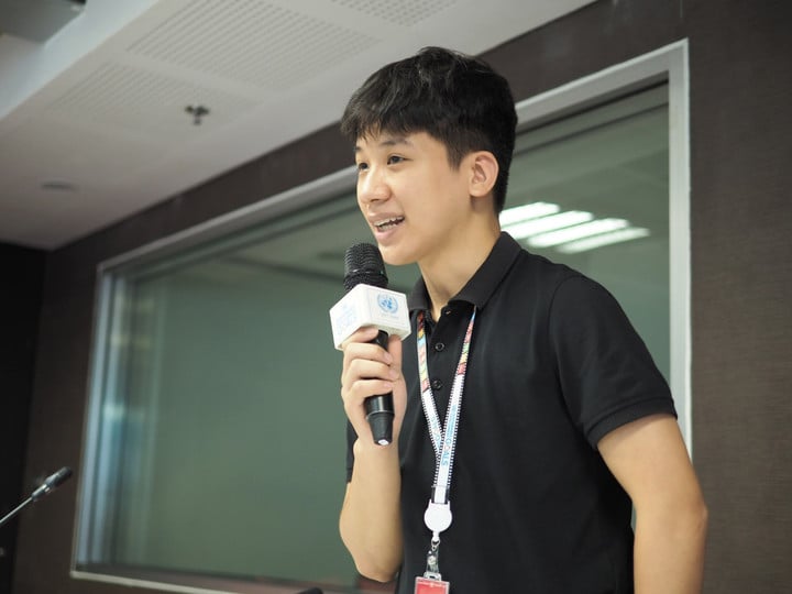 Trần Việt Long (25 tuổi) mang biến chứng bại não thể nhẹ, khiến tay chân co cứng, di chuyển khó khăn (Ảnh: NVCC)