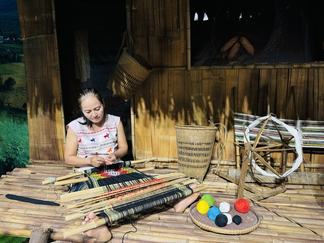 Khám phá nghề dệt thổ cẩm độc đáo của phụ nữ dân tộc Mạ - Ảnh 1.