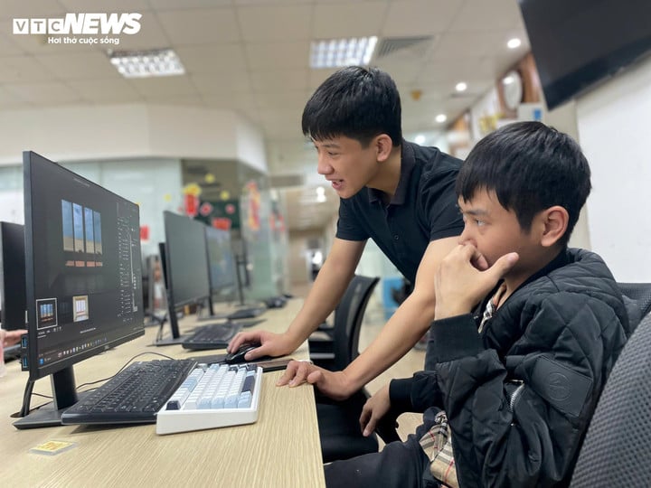 Thầy giáo Trần Việt Long hướng dẫn học viên trong một tiết học (Ảnh: NVCC)