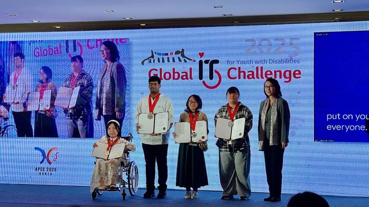 Học trò của Việt Long (thứ 1 từ trái qua) đạt giải cao tại cuộc thi quốc tế (Ảnh: NVCC)