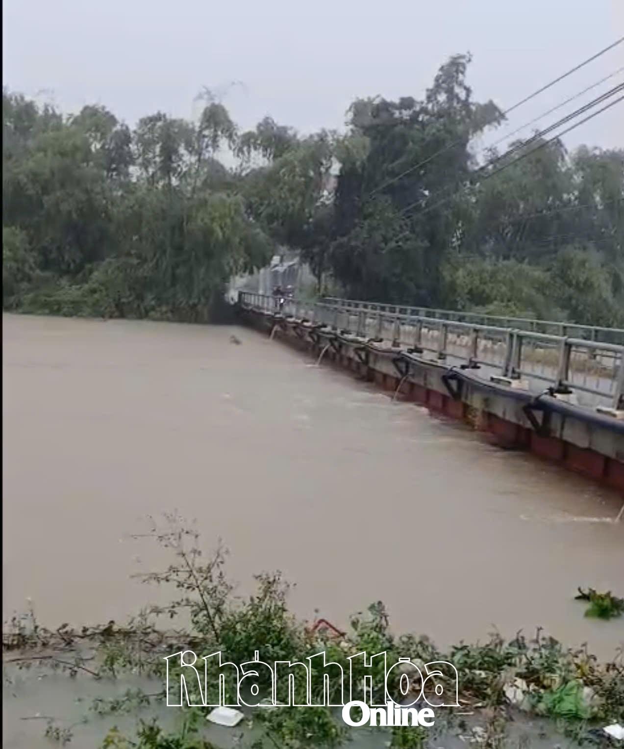 Der Wasserstand im Bereich der Van-Dinh-Brücke steigt rapide an. Foto aufgenommen am 19. November um 7:15 Uhr.