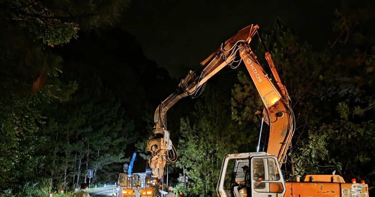 Xuyên đêm khẩn cấp gia cố điểm sạt lở trên đèo Mimosa