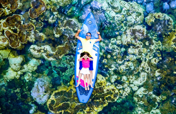 Phú Quốc đang đẹp nhất trong năm, khách quốc tế đổ về khám phá cả biển và rừng - Ảnh 2.