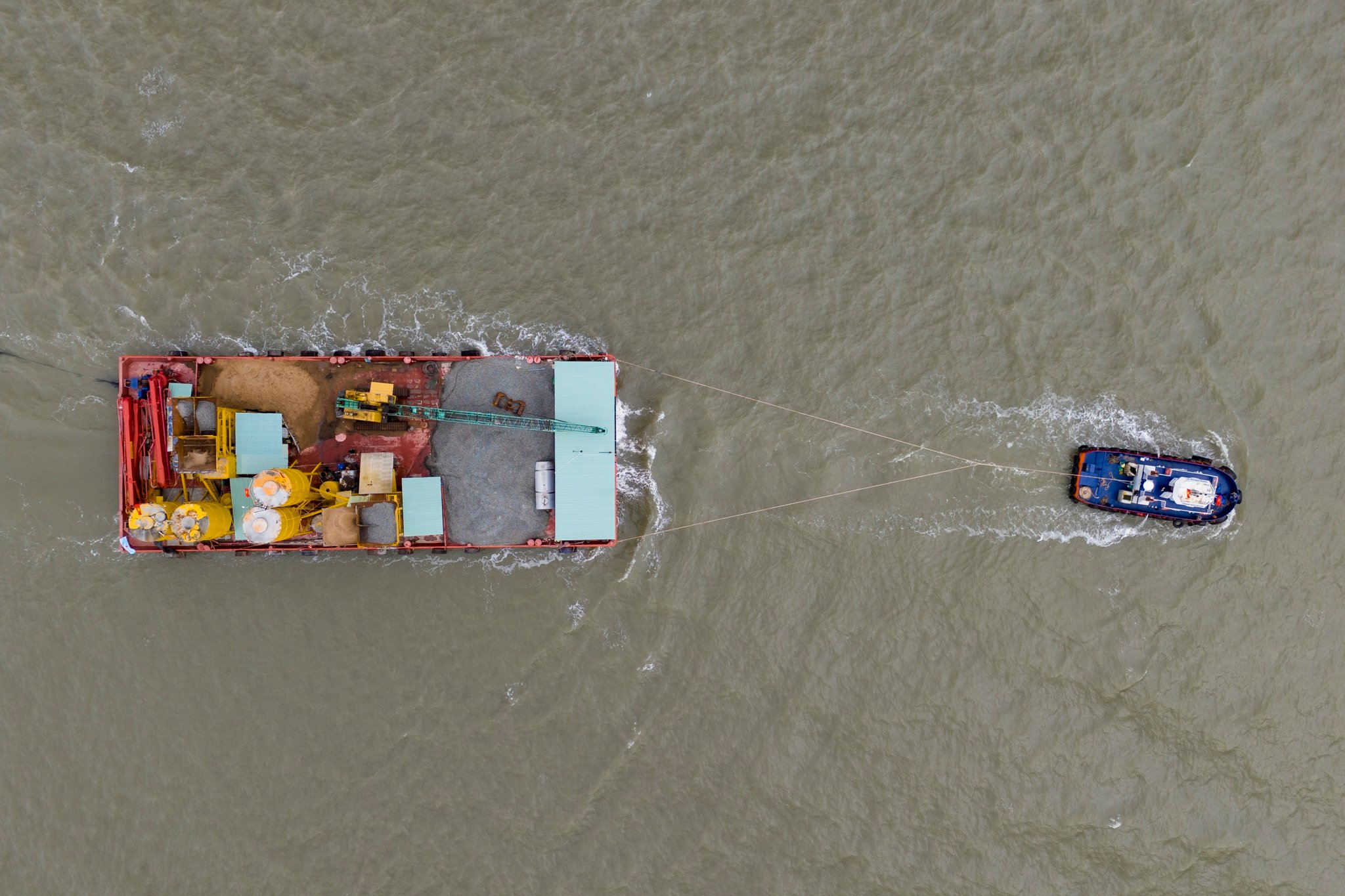 コンクリートミキシングステーションをホンコアイまで輸送するはしけを曳航する専門船。 Tàu chuyên dụng kéo sà lan vận chuyển trạm trộn bê tông ra Hòn Khoai.