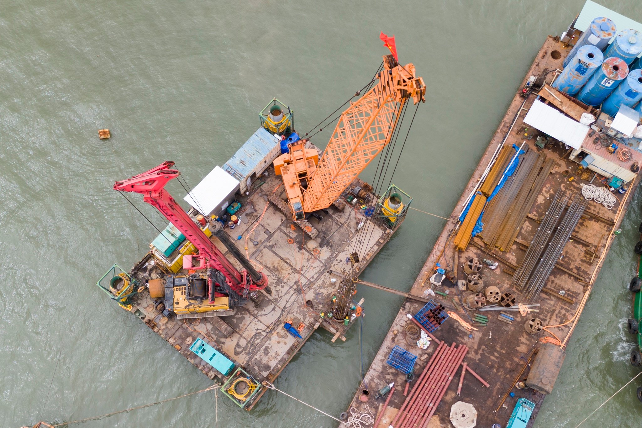 約3か月の建設期間を経て、多くの主要設備が安定的に稼働し、次のステップを実行するための技術的パラメータが確保されました。 Sau gần 3 tháng thi công, nhiều thiết bị trọng yếu đã được đưa vào vận hành ổn định, đảm bảo thông số kỹ thuật để triển khai các bước tiếp theo.