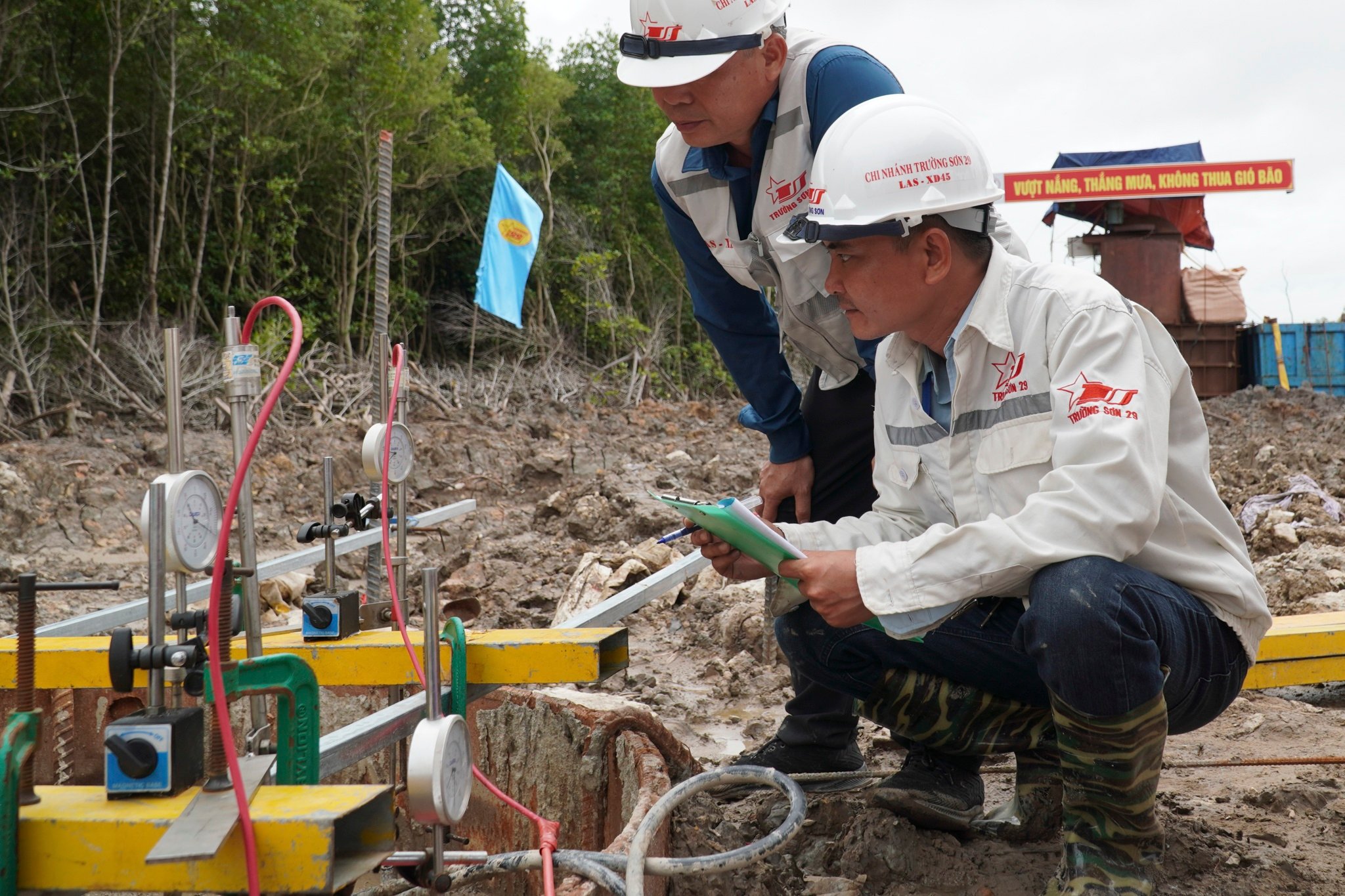 建設ユニットは、杭位置 C5、柱 T00-01 で、最大 754.29 トンのテスト荷重を使用して、直径 1,500 mm の掘削杭の荷重テストを自動平衡法で実施しています。 Đơn vị thi công đang thực hiện thí nghiệm thử tải cọc khoan nhồi đường kính 1.500 mm theo phương pháp tự cân bằng tại vị trí cọc C5, trụ T00-01, với tải trọng thí nghiệm lên tới 754,29 tấn.