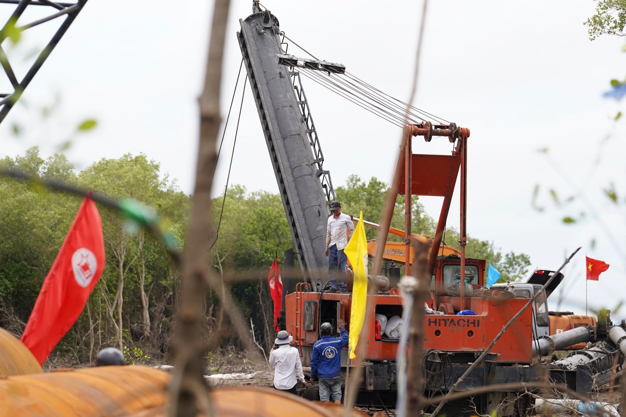 投資家によれば、この橋は海上橋の基準に従って建設されており、全長は18.22キロを超え、全長は17.3キロの主橋と島に繋がる0.87キロの支橋を含む。 Theo chủ đầu tư, tuyến cầu được xây dựng theo tiêu chuẩn cầu vượt biển với tổng chiều dài hơn 18,22 km, gồm cầu chính dài 17,3 km và cầu nhánh kết nối lên đảo dài 0,87 km.