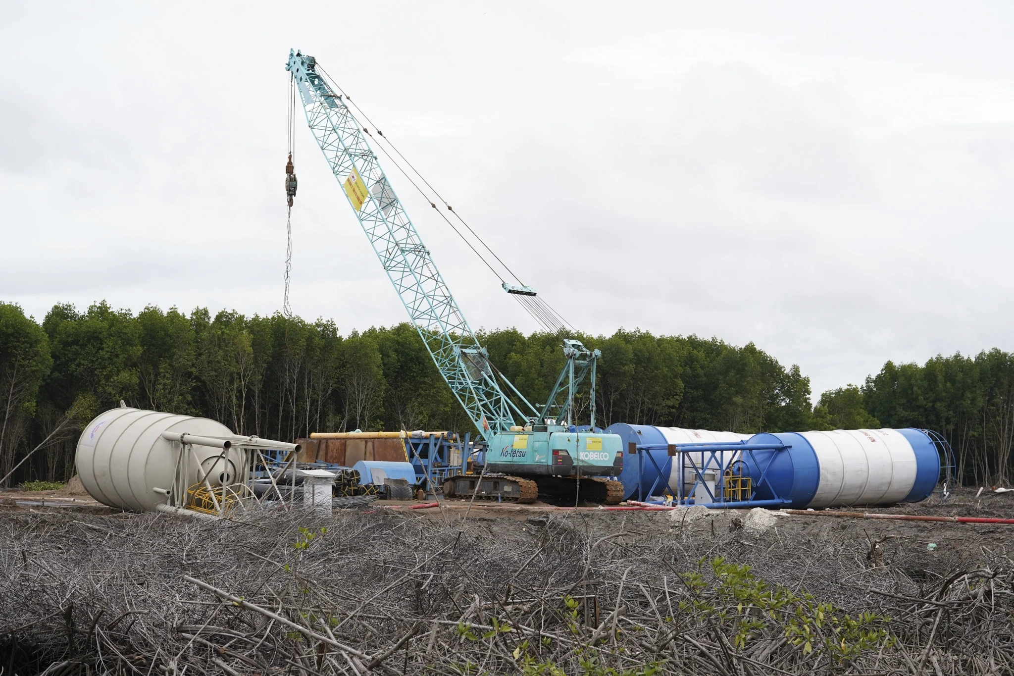 本プロジェクトは、断面約17.5m、4車線、設計速度80km/hです。起点はダットムイ村(ゴックヒエン郡)のカマウ-ダットムイ高速道路とホーチミン道路に接続し、終点はホンコアイ島東岸のK10地点となります。 Công trình có mặt cắt rộng khoảng 17,5 m, quy mô 4 làn xe, tốc độ thiết kế 80 km/h. Điểm đầu dự án kết nối với đường cao tốc Cà Mau - Đất Mũi và đường Hồ Chí Minh tại xã Đất Mũi (huyện Ngọc Hiển), điểm cuối dừng tại điểm K10, bờ phía Đông đảo Hòn Khoai.