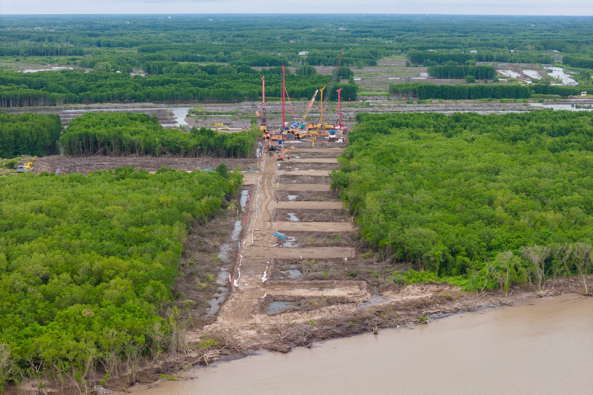 この橋は海上横断距離の記録を誇り、ベトナムで最長、東南アジアで3番目に長い橋とされています。 Với chiều dài vượt biển kỷ lục, đây được đánh giá là cây cầu dài nhất Việt Nam và đứng thứ 3 Đông Nam Á.