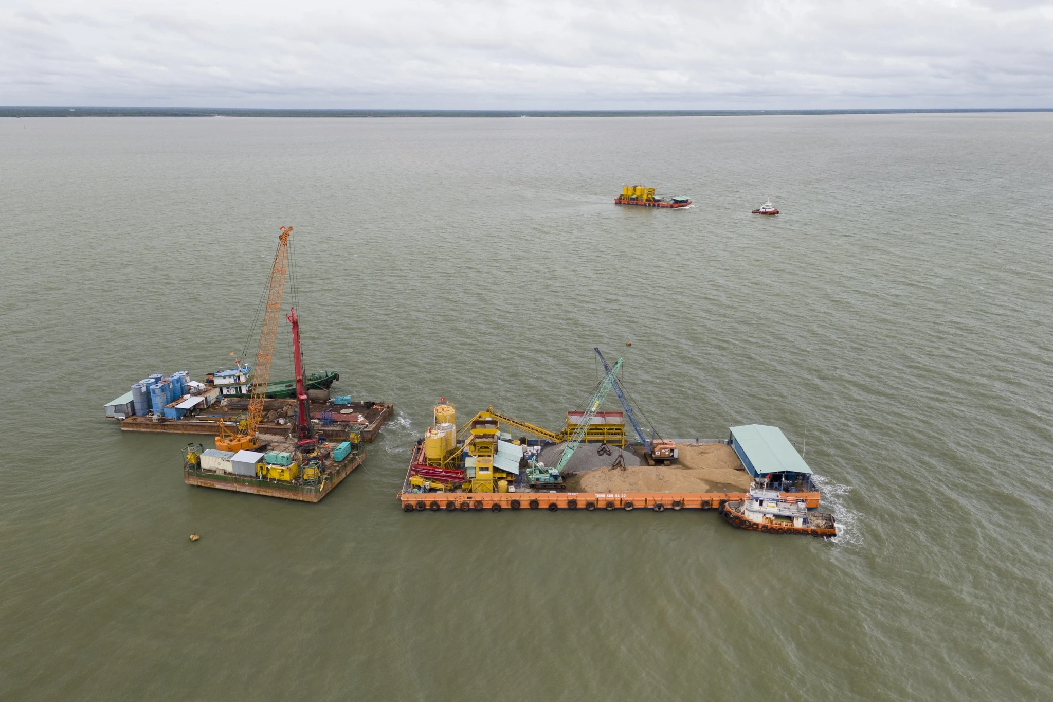 このプロジェクトの総投資資本は約100兆VNDで、最南端地域の社会経済的潜在力を開拓するという大きな決意を示しています。 Công trình có tổng vốn đầu tư khoảng 100.000 tỷ đồng, thể hiện quyết tâm lớn trong việc khai mở tiềm năng kinh tế - xã hội tại vùng địa đầu cực Nam.