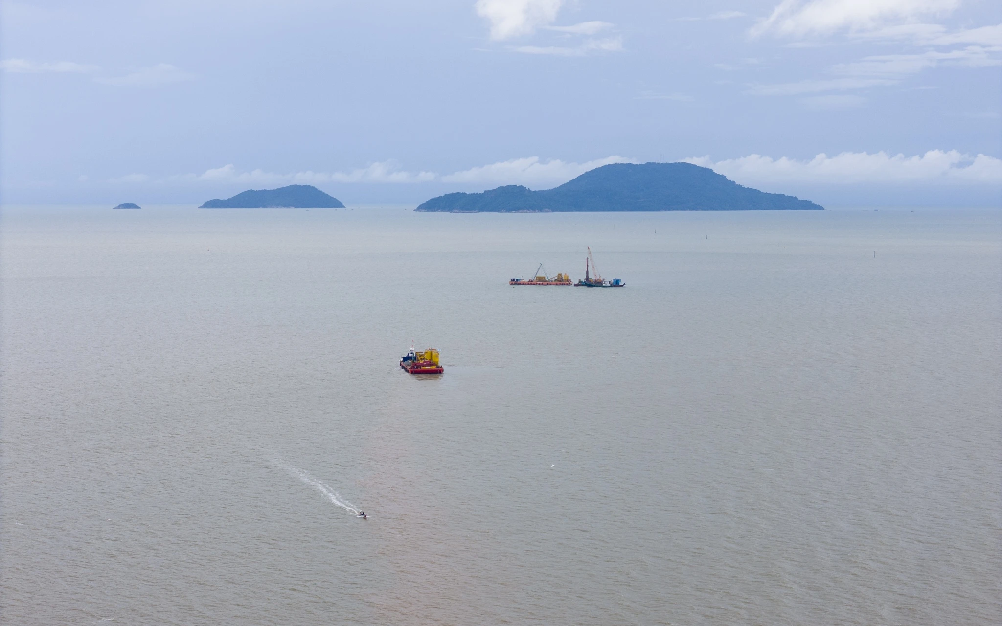 ホンコアイ海上道路と橋が完成すれば、島までの距離が短縮されるだけでなく、国際貿易の新たな扉が開かれ、物流が発展し、カマウが今後の飛躍を遂げるための基盤が築かれるでしょう。これは、海と島の潜在力を活用し、祖国最南端地域の連結性を強化するプロセスにおける戦略的一歩とも考えられています。 Cầu đường vượt biển Hòn Khoai, khi hoàn thành, sẽ không chỉ rút ngắn khoảng cách ra đảo mà còn mở ra cánh cửa mới cho giao thương quốc tế, phát triển logistics, tạo nền tảng để Cà Mau bứt phá trong giai đoạn tới. Đây cũng được xem là bước đi chiến lược trong tiến trình khai thác tiềm năng biển đảo và củng cố năng lực kết nối của vùng cực Nam Tổ quốc.