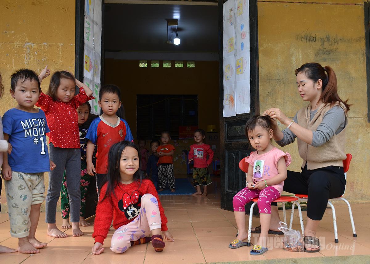 Lärare i höglandet behandlar sina elever som sina egna barn och tar hand om deras varje måltid och sömn. Foto: Le Duy
