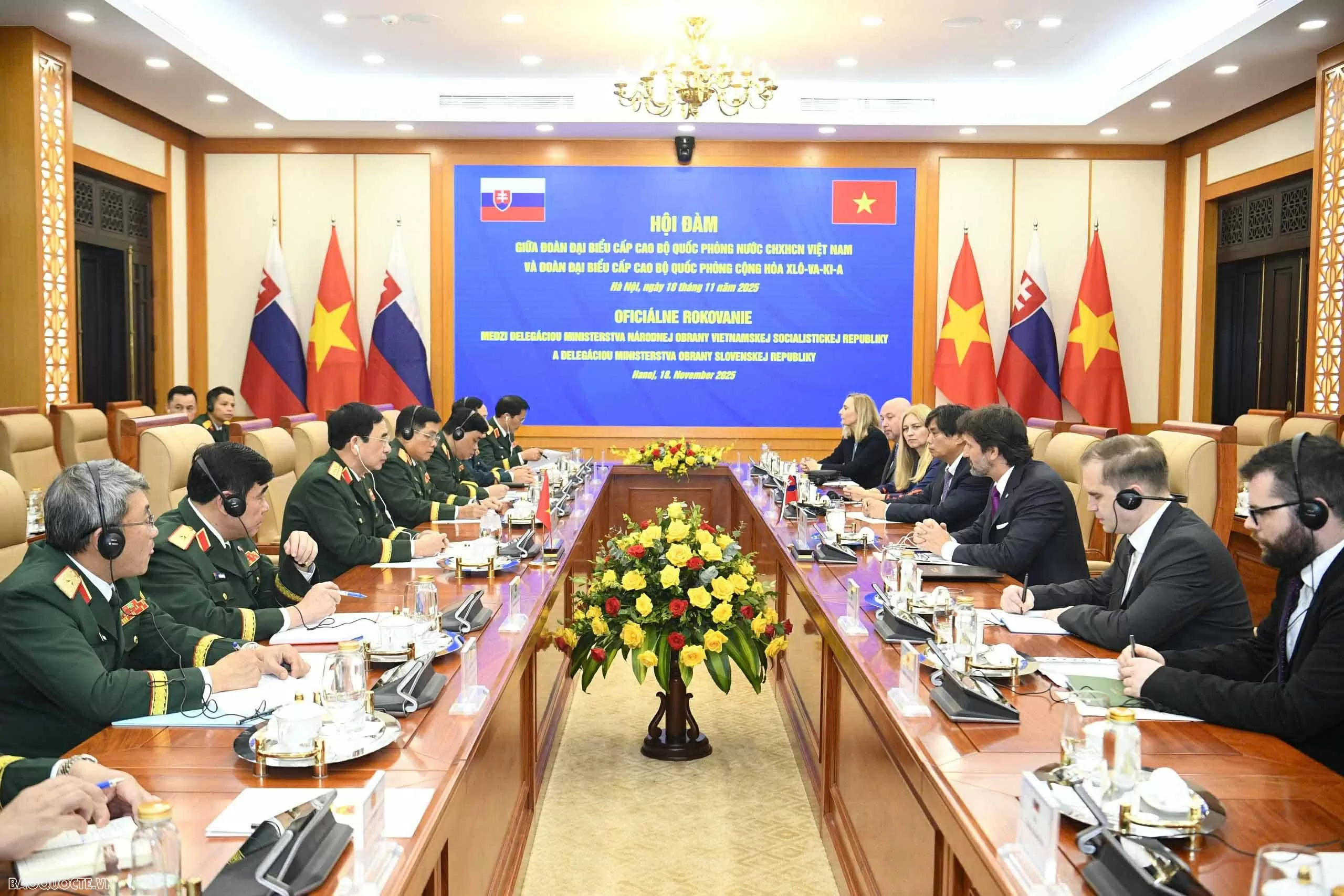 ລັດຖະມົນຕີສອງທ່ານໄດ້ດຳເນີນການເຈລະຈາ. (ພາບ: T.H) Hai Bộ trưởng hội đàm. (Ảnh: T.H)