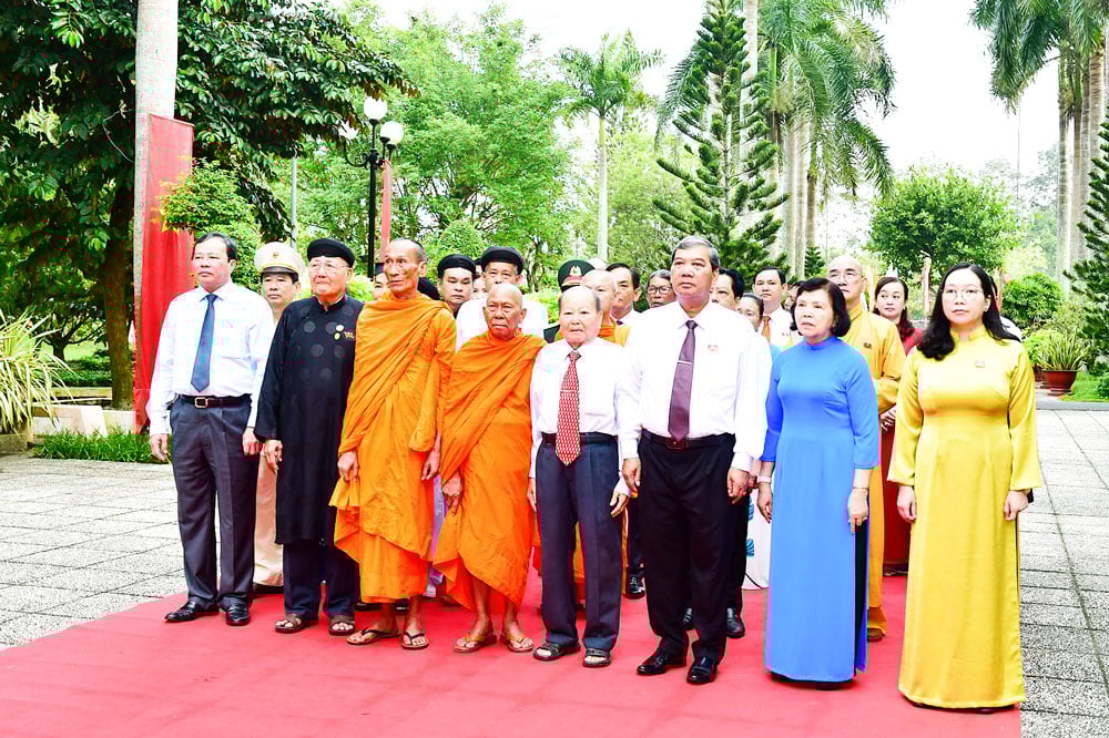Kamrat Kim Ngoc Thai - biträdande sekreterare för provinsiella partikommittén, ordförande för Vietnams fosterlandsfrontskommitté i Vinh Long-provinsen ledde delegationen till ett besök i president Ho Chi Minhs tempel.