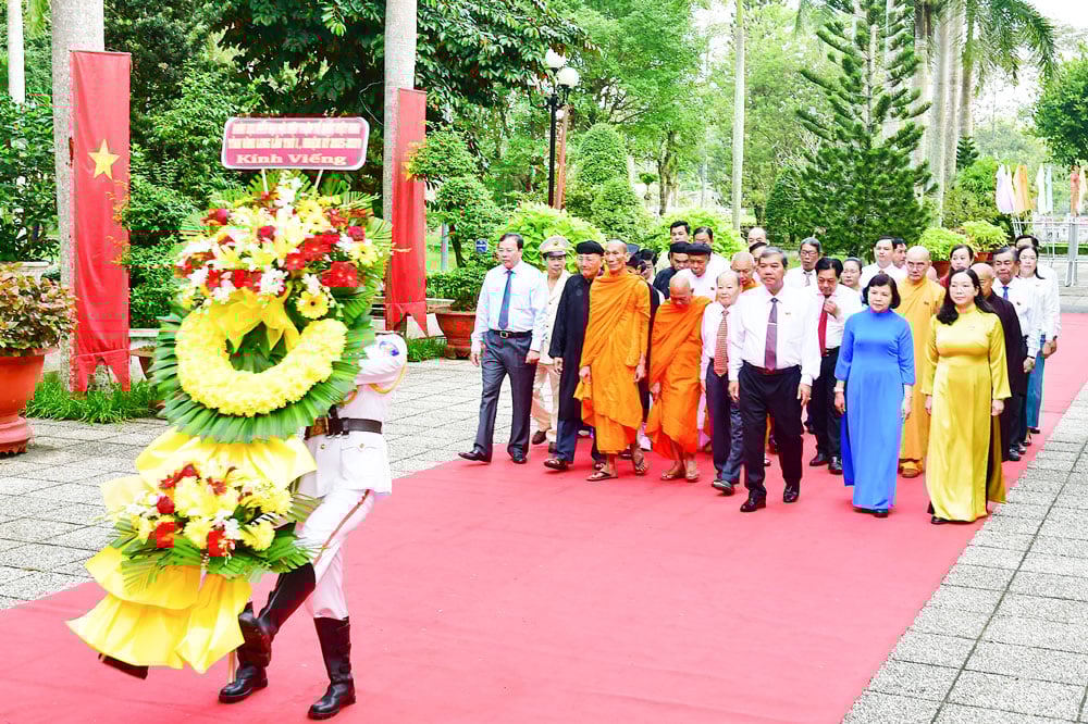 Delegaterna delade ut blommor för att visa sin respekt för president Ho Chi Minh.