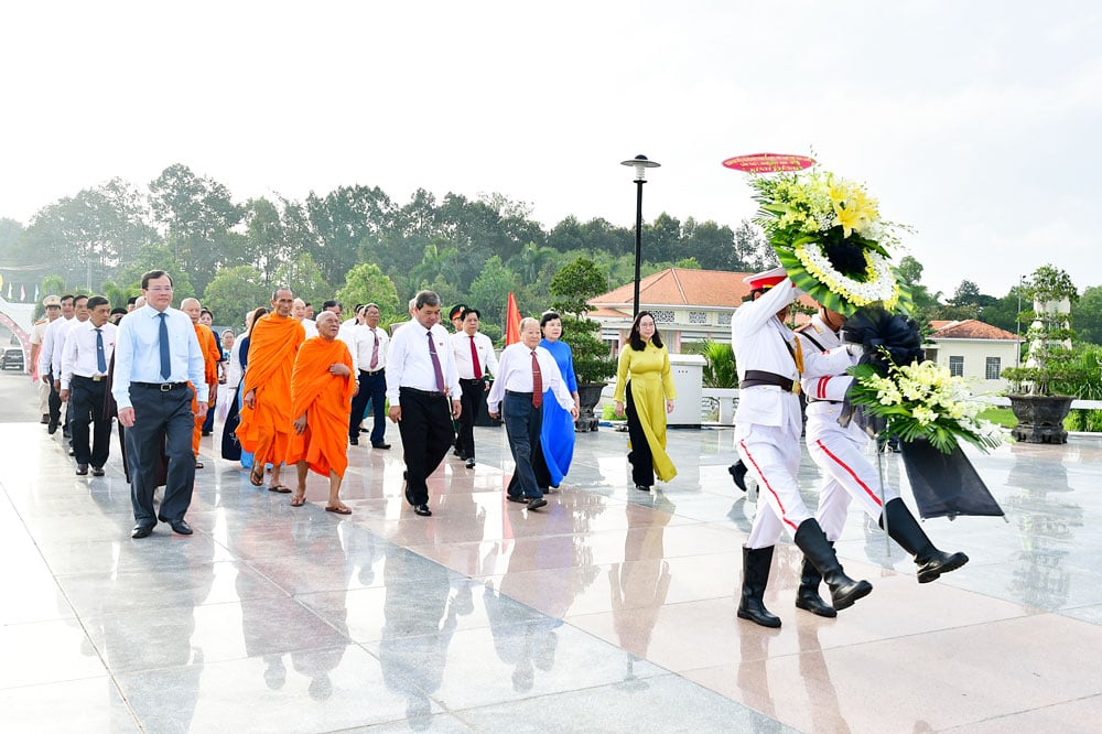 Delegationen överlämnade blommor till de heroiska martyrerna på den provinsiella martyrkyrkogården i Long Duc-distriktet.