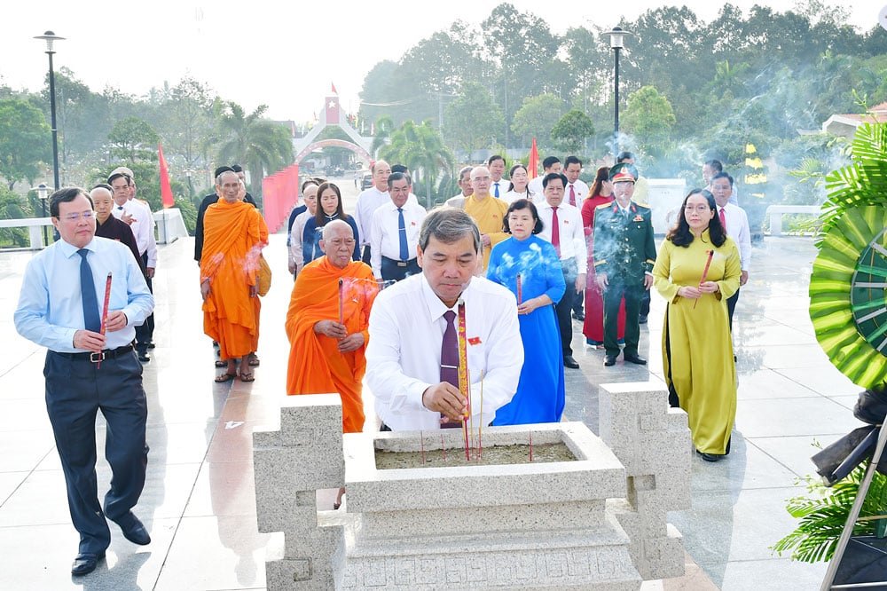 Kamrat Kim Ngoc Thai - biträdande sekreterare för provinspartikommittén, ordförande för Vietnams fosterlandsfrontskommitté i Vinh Long-provinsen, offrade rökelse vid martyrernas monument på kyrkogården.