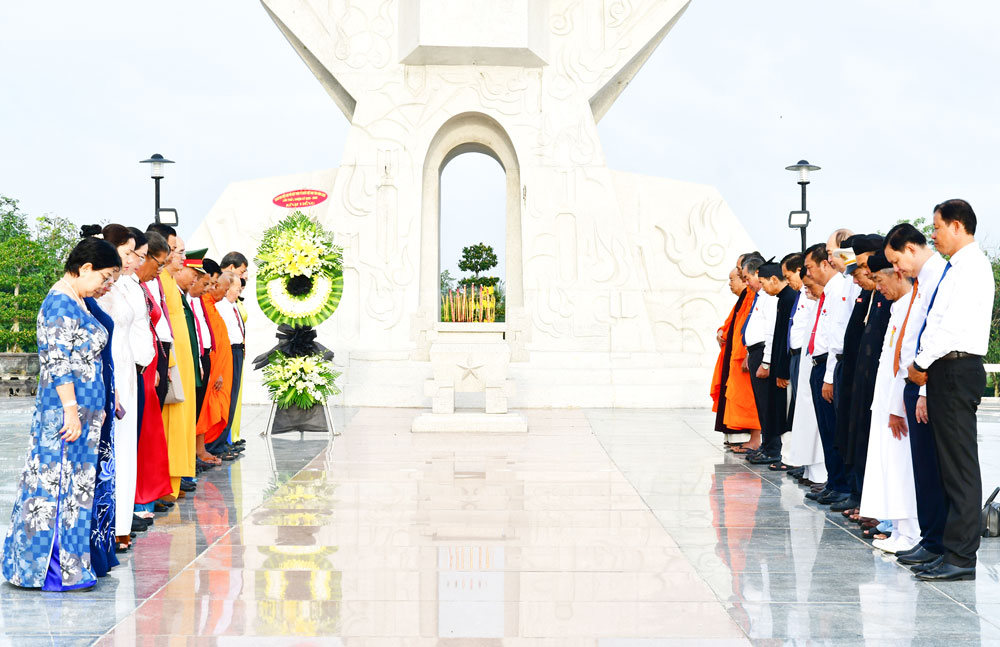 Delegationen höll en tyst minut för att hedra de hjältemodiga martyrerna.