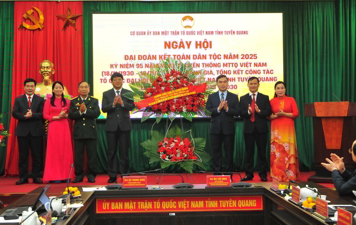 ຕາງໜ້າໃຫ້ຄະນະປະຈຳພັກແຂວງ, ທ່ານ Ma The Hong, ຮອງເລຂາຄະນະພັກແຂວງ, ປະທານຄະນະກຳມະການແນວໂຮມປະເທດຊາດ ຫວຽດນາມ ປະຈຳແຂວງ Tuyen Quang ໄດ້ມອບດອກໄມ້ອວຍພອນຄະນະກຳມະການແນວໂຮມປະເທດຊາດ ຫວຽດນາມ ປະຈຳແຂວງ. ພາບ: ຊວນເຈື່ອງ.