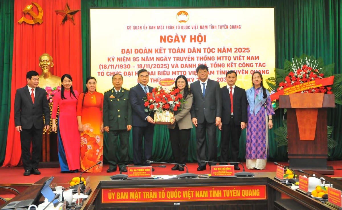 ທ່ານຮອງປະທານຄະນະກຳມະການປະຊາຊົນແຂວງ Tuyen Quang Vuong Ngoc Ha ໄດ້ມອບດອກໄມ້ເພື່ອຊົມເຊີຍວັນບຸນ. ພາບ: ຊວນເຈື່ອງ.