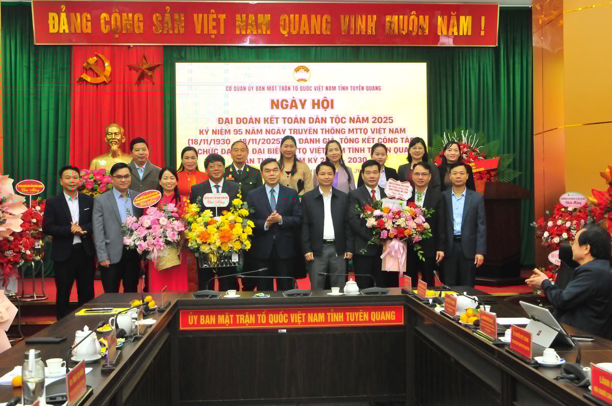 ບັນດາຜູ້ແທນຂອງຕາແສງ ແລະ ວົງການຕ່າງໆໄດ້ເຂົ້າຮ່ວມ ແລະ ມອບດອກໄມ້ເພື່ອອວຍພອນບຸນເຕັດ. ພາບ: ຊວນເຈື່ອງ.