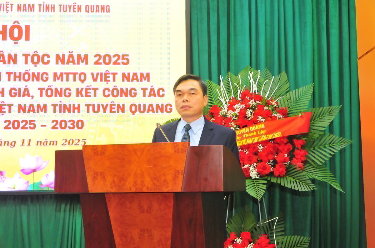 ທ່ານ Ma The Hong, ຮອງເລຂາຄະນະພັກແຂວງ, ປະທານຄະນະກຳມະການແນວໂຮມປະເທດຊາດຫວຽດນາມ ແຂວງ Tuyen Quang ກ່າວຄຳເຫັນທີ່ງານບຸນ. ພາບ: ຊວນເຈື່ອງ.