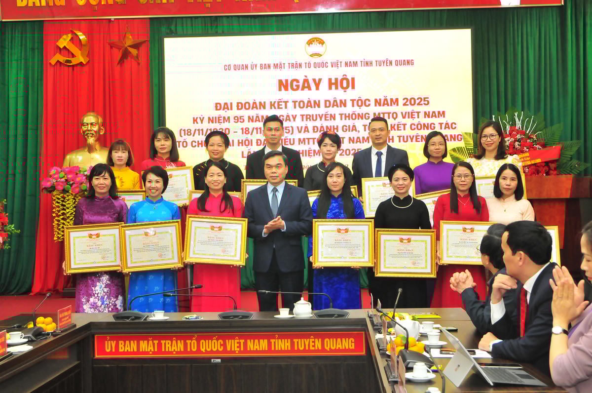 ທ່ານຮອງເລຂາຄະນະພັກແຂວງ, ປະທານຄະນະກຳມະການແນວໂຮມປະເທດຊາດ ຫວຽດນາມ ແຂວງ Tuyen Quang Ma The Hong ໄດ້ມອບໃບຍ້ອງຍໍໃຫ້ບັນດາບຸກຄົນ. ພາບ: ຊວນເຈື່ອງ.