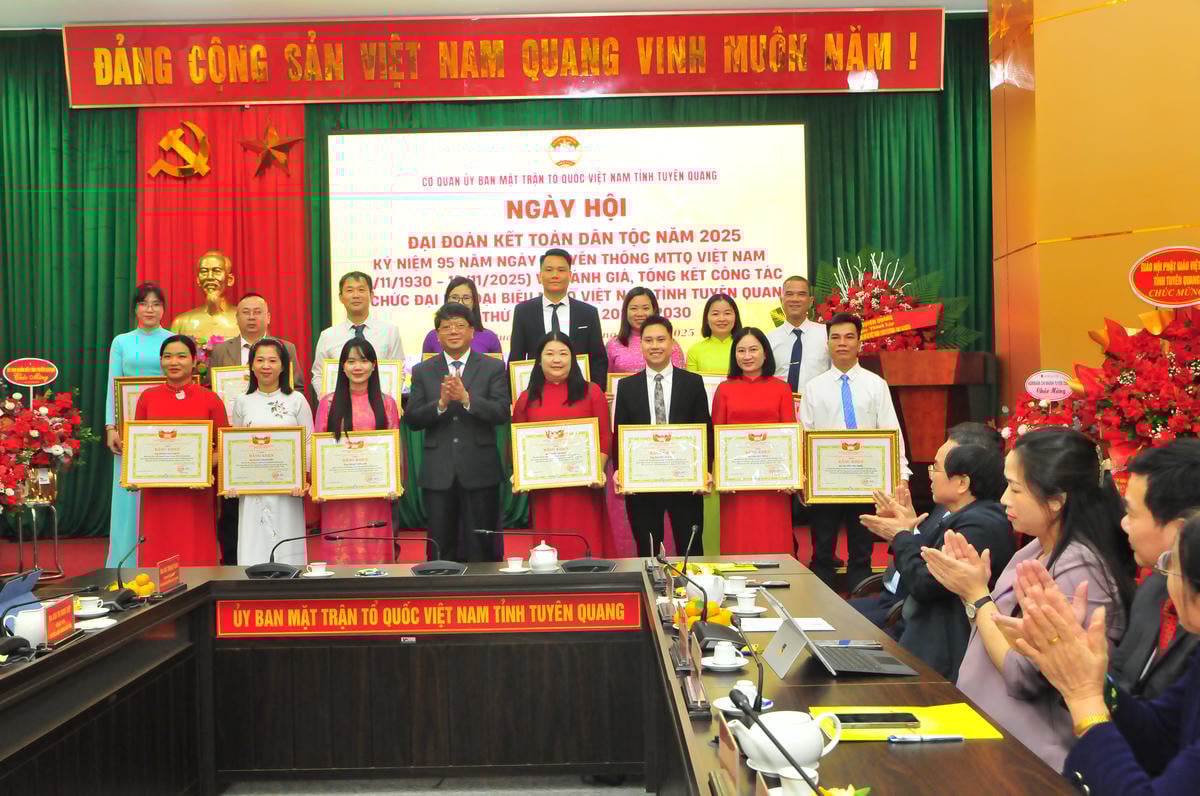 ສະມາຊິກຄະນະພັກແຂວງ, ຮອງປະທານຄະນະກຳມະການສູນກາງແນວໂຮມປະເທດຊາດຫວຽດນາມ ແຂວງ Tuyen Quang Ha Trung Kien ໄດ້ມອບໃບຢັ້ງຢືນຄຸນສົມບັດໃຫ້ແກ່ບຸກຄົນ. ພາບ: ຊວນເຈື່ອງ.