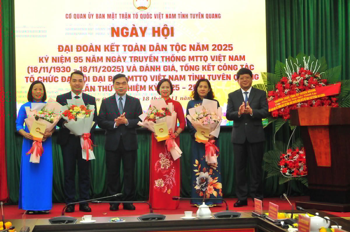 ການນຳຄະນະກຳມະການແນວໂຮມປະເທດຊາດຫວຽດນາມ ແຂວງ ຕວຽນກວາງ ໄດ້ມອບດອກໄມ້ຊົມເຊີຍບັນດາບຸກຄົນທີ່ໄດ້ມີການປະກອບສ່ວນຫລາຍຢ່າງໃຫ້ແກ່ວຽກງານແນວໂຮມ. ພາບ: ຊວນເຈື່ອງ.