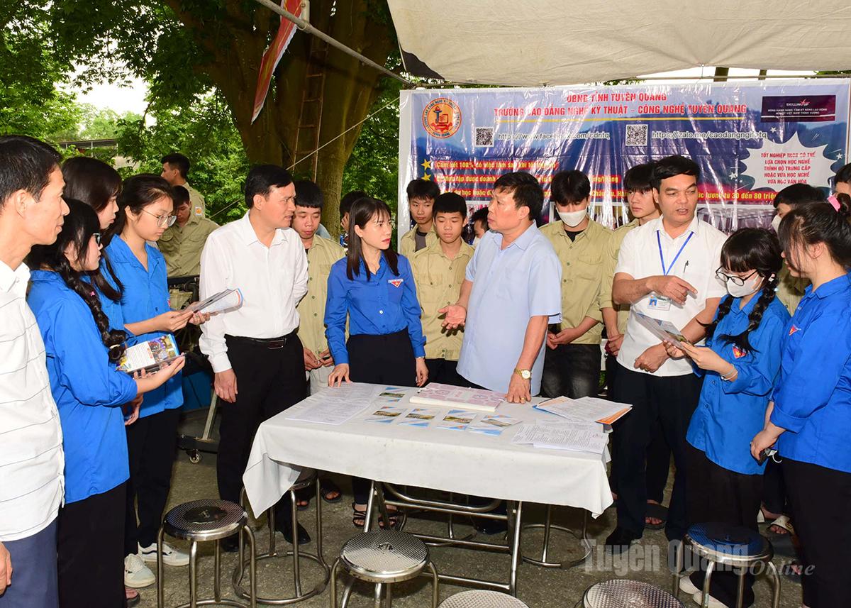 ສູນບໍລິການຈັດຫາງານຂອງແຂວງ ສົມທົບກັບບັນດາຫົວໜ່ວຍ ແລະ ວິສາຫະກິດ ຈັດຕັ້ງການໃຫ້ຄໍາປຶກສາ ແລະ ແນະນໍາອາຊີບໃຫ້ແກ່ນັກຮຽນ ແລະ ຄົນງານພາຍໃນແຂວງ.