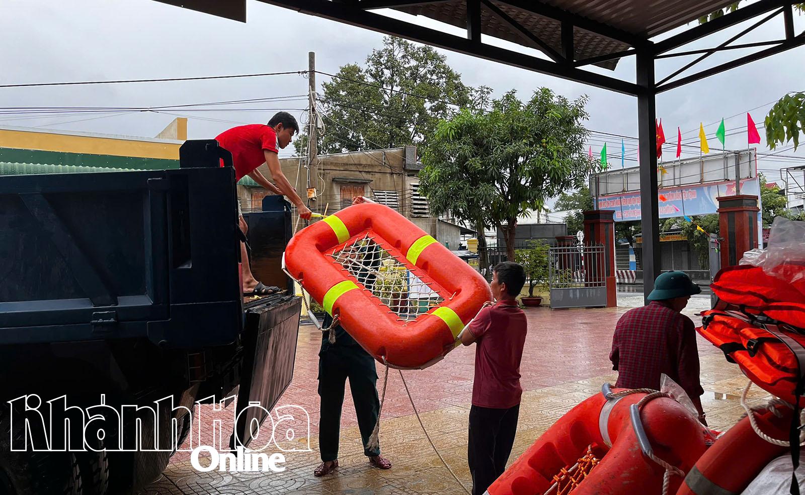 Valkretsmyndigheterna förbereder livbojar, flytvästar och nödvändig utrustning redo att förflyttas till utsatta områden.