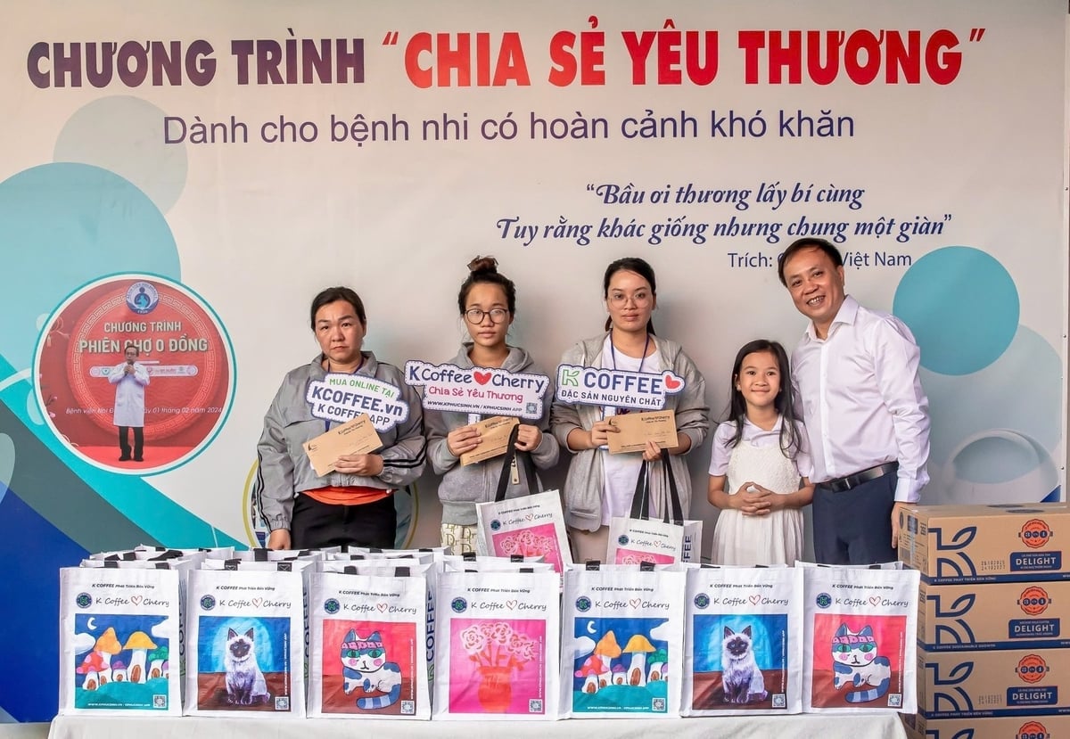 হো চি মিন সিটির শিশু হাসপাতাল ১-এ ভালোবাসা ভাগাভাগি। ছবি: পি.এস. Chia sẻ yêu thương tại Bệnh viện Nhi Đồng 1, TP.HCM. Ảnh: P.S