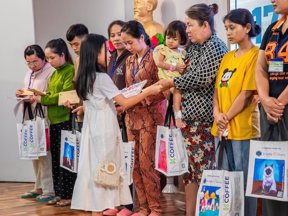 হো চি মিন সিটির শিশু হাসপাতাল ২-তে উপহার দিচ্ছেন তরুণ শিল্পী চেরি। ছবি: পি.এস. Họa sĩ nhí Cherry tặng quà tại Bệnh viện Nhi Đồng 2, TP.HCM. Ảnh: P.S