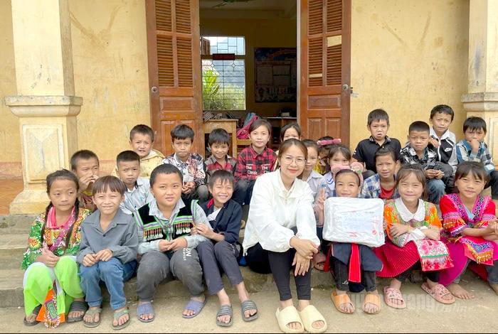 Leraar Hoang Thi Thu Hoai begeleidt al 10 jaar leerlingen van de Yen Thuan basisschool in de Bach Xa Commune.