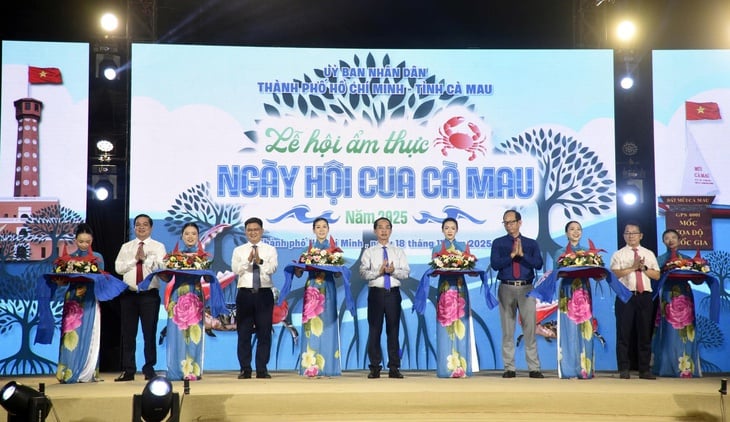 Người dân TP.HCM ùn ùn đến, Lễ hội cua Cà Mau 'hết sạch cua' - Ảnh 1.