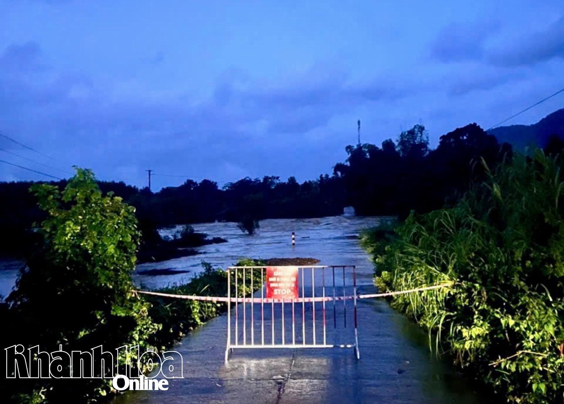 Đoạn qua sông Chò (xã Trung Khánh Vĩnh) đã cấm người dân và phương tiện qua lại.