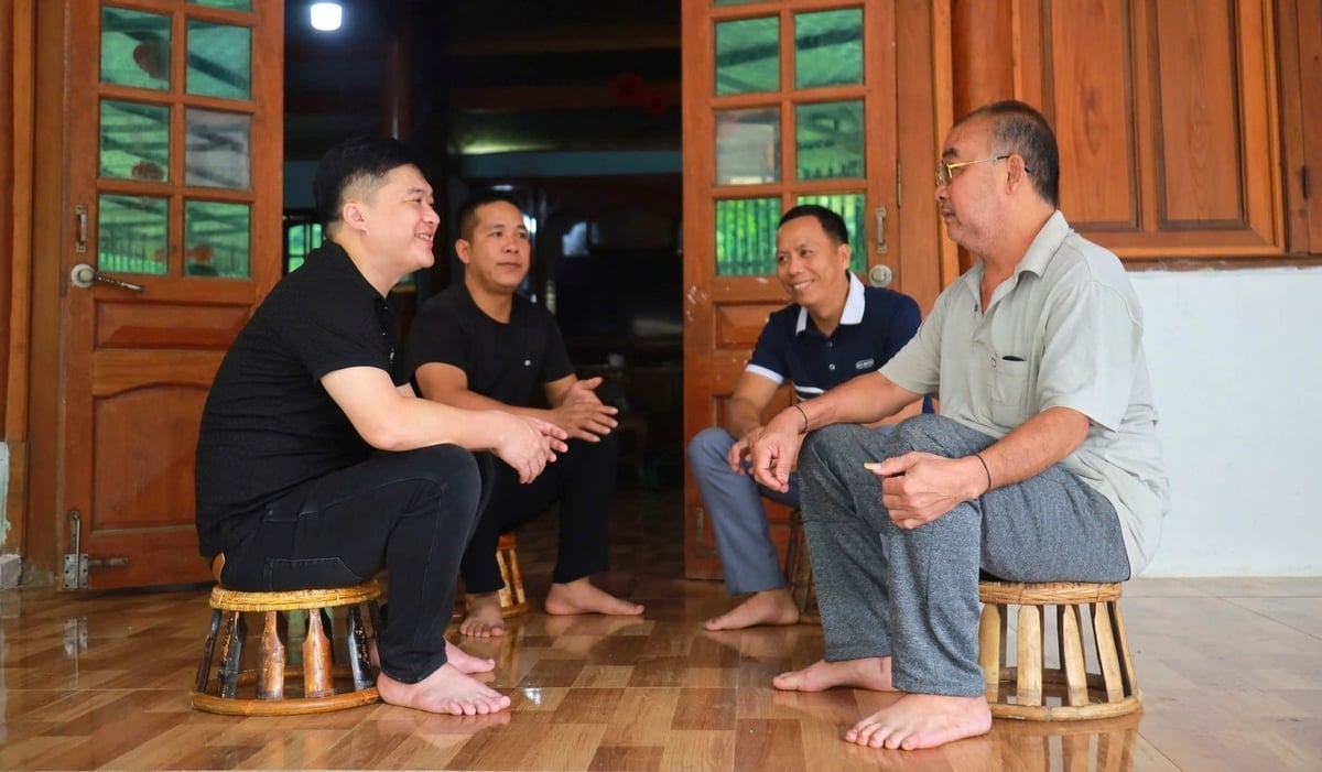 Phóng viên Báo Nông nghiệp và Môi trường (ngoài cùng bên trái) trao đổi với người dân xã Lượng Minh về lợi ích của chính sách lâm nghiệp. Ảnh: Khôi An. 